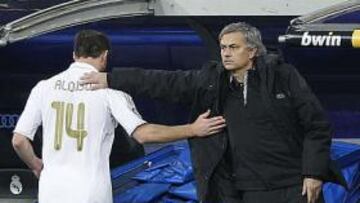 <b>DURO GOLPE. </b>Xabi, consolado por Mourinho cuando se marchó lesionado ante el Zaragoza.