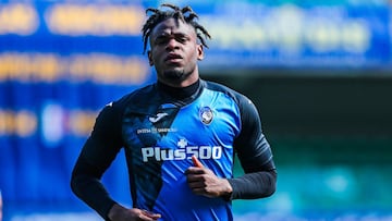 Duv&aacute;n Zapata durante el calentamiento antes de un partido con Atalanta.