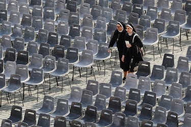 Las monjas llegan a la Plaza de San Pedro el día del traslado del cuerpo del Papa Francisco, que será transportado dentro de la Basílica, en el Vaticano.