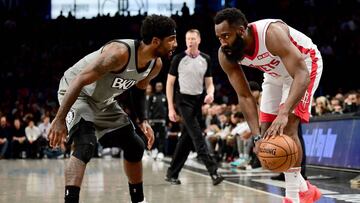 Kyrie Irving defiende a James Harden durante el partido en el que los Brooklyn Nets se han enfrentado a los Houston Rockets