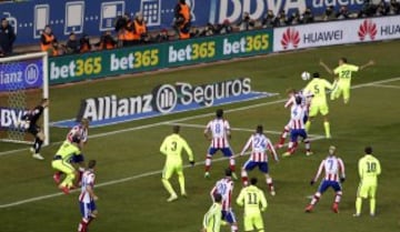 2-2. Miranda anotó en propia puerta el gol del empate del Barça.