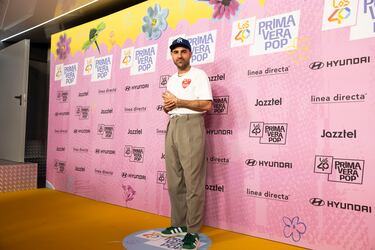 Nil Moliner posando en la alfombra roja de LOS40 Primavera Pop.
