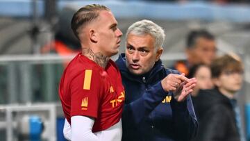 Mourinho da instrucciones a Karsdorp durante un partido de la Roma.