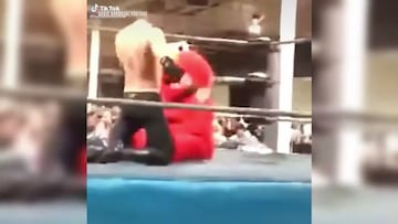 Momento en que el Elmo luchador le aplica un DDT a su contrinante