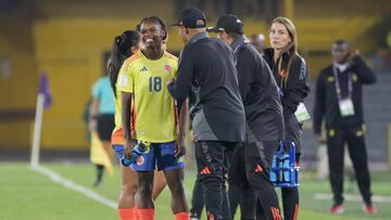 AME5545. BOGOTÁ (COLOMBIA), 03/09/2024.- El director técnico Carlos Paniagua Colombia habla con Linda Caicedo este martes, en un partido del grupo A de la Copa Mundial Femenina sub-20 entre las selecciones de Colombia y Camerún en el estadio de El Campín en Bogotá (Colombia). EFE/ Carlos Ortega
