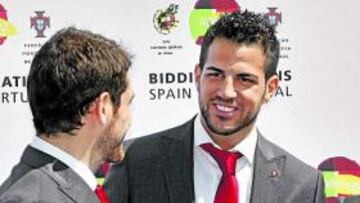 <b>AMIGOS. </b>Casillas y Cesc, compañeros en La Roja, ¿rivales en la Liga?