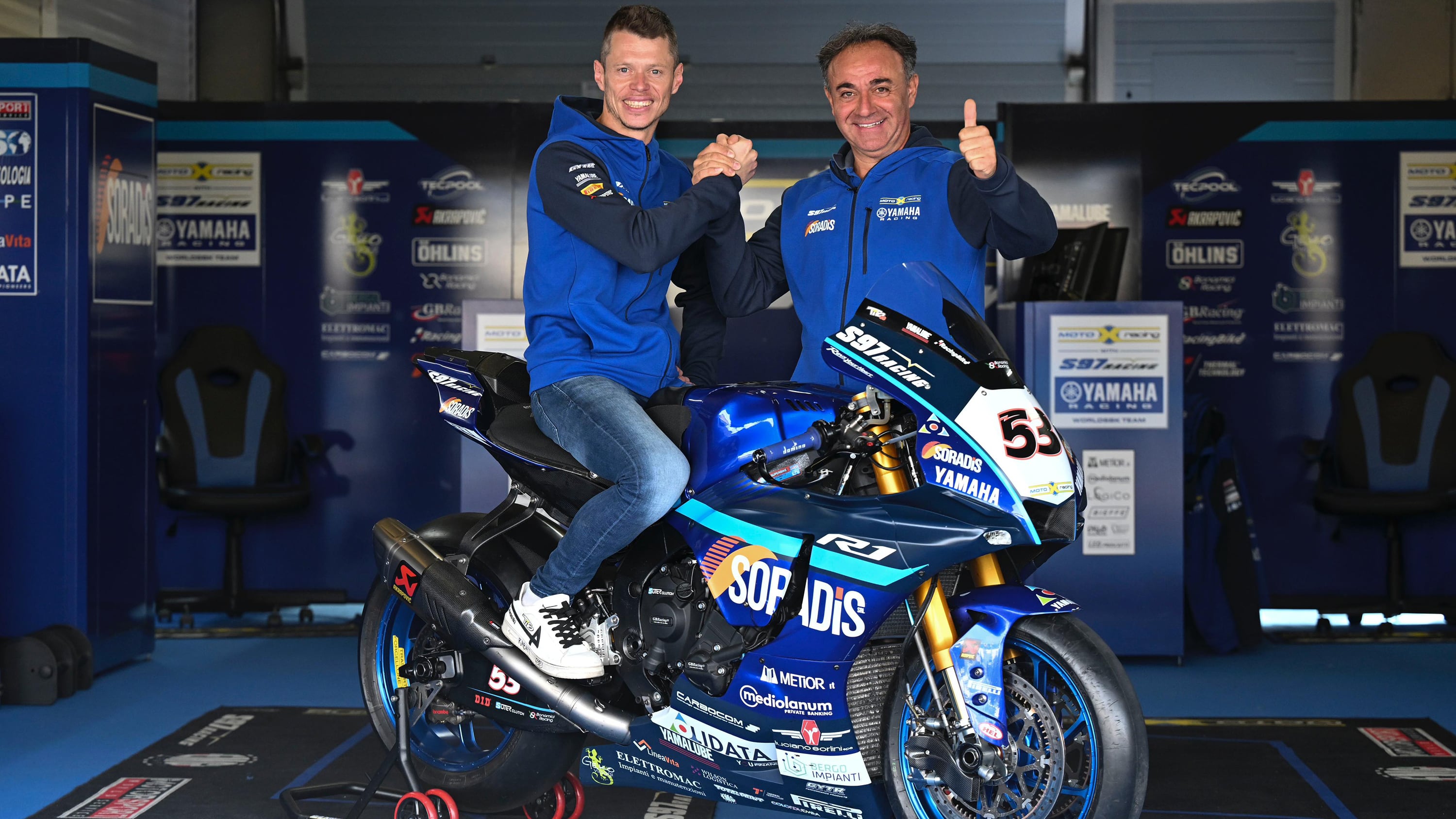 Tito Rabat, con su equipo en SBK.