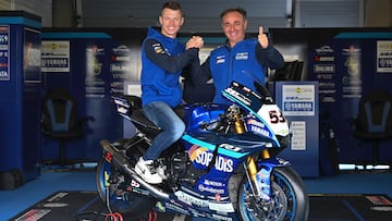 Tito Rabat, con su equipo en SBK.