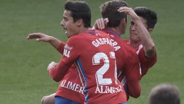 Manu, del Sporting, abrazado por Gaspar y Grajera tras marcar.