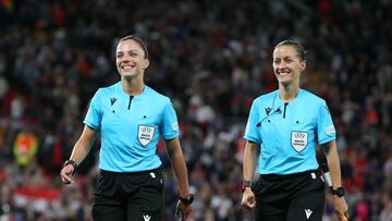 MANCHESTER, ENGLAND - JULY 06: Referee, Marta Huerta De Aza and Officials, Guadalupe Porras Ayuso (R) and Francesca Di Monte leave the field following the UEFA Women's EURO 2022 group A match between England and Austria at Old Trafford on July 06, 2022 in Manchester, England. (Photo by Alex Livesey - UEFA/UEFA via Getty Images) ARBITRA
PUBLICADA 09/08/22 NA MA23 3COL