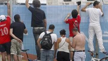 <b>EXPECTACIÓN. </b>Los aficionados se las ingenian para ver la F-1.