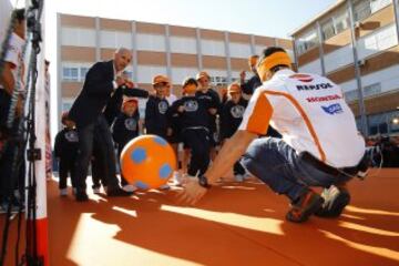 Los pilotos del equipo Repsol Honda de MotoGP, Marc Márquez y Dani Pedrosa, y los de trial, Toni Bou, Takahisa Fujinami y Jaime Busto, hicieron hoy las delicias de los alumnos del colegio sevillano St. Marys School.