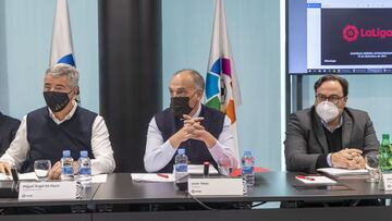 Javier Tebas, presidente de LaLiga, escoltado por Gil Mar&iacute;n, CEO del Atl&eacute;tico, y Javier Fern&aacute;ndez Rodr&iacute;guez, presidente del Sporting, durante la Asamblea de clubes.
