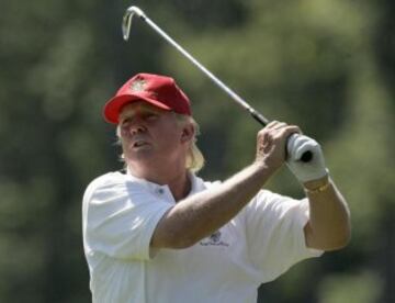 Donald Trump jugando al golf. 