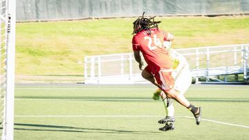 Marshawn Lynch se cambia al fútbol... de aquella manera