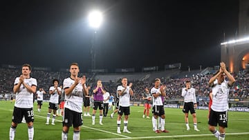 Los jugadores de la selección alemana aplauden a sus hinchas tras su partido ante Italia