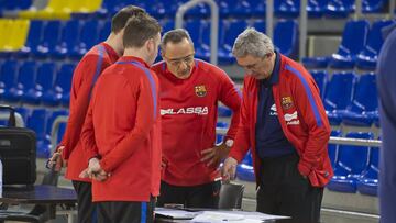 Pesic prepara un entrenamiento con si equipo de ayudantes.