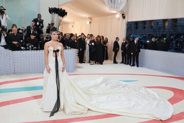 Florence Pugh posa con una creación de Valentino.