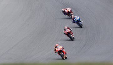 Marc Márquez encabezando la carrera. 