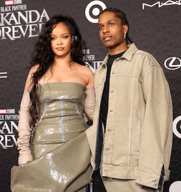 La cantante nacida en Saint Michael (Barbados) acudió junto al rapero A$AP Rocky a la premier de la película Black Panther: Wakanda Forever.