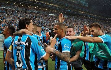 Soccer Football - Copa Libertadores Final - Gremio v Lanus - Arena do Gremio, Porto Alegre, Brazil - November 22, 2017. Cicero (C) of Gremio reacts after scoring.