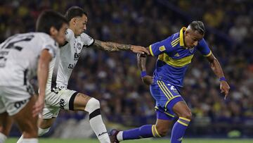 Boca Juniors' Colombian forward Sebastian Villa (R) controls the ball past Central Cordoba's defender Brian Blasi (C) and midfielder Ciro Rius during their Argentine Professional Football League Tournament 2023 match at La Bombonera stadium in Buenos Aires, on February 5, 2023. (Photo by ALEJANDRO PAGNI / AFP)