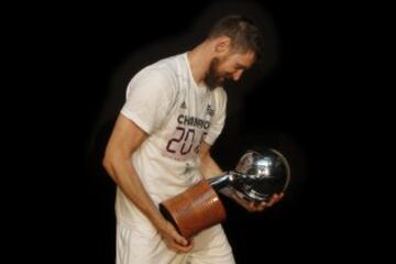 Nocioni con el trofeo de la Liga ACB 2015/2016