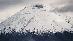 La nieve cubre la cumbre del volc&aacute;n Cotopaxi, en Ecuador, el 11 de noviembre del 2021. 