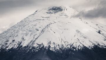 La nieve cubre la cumbre del volc&aacute;n Cotopaxi, en Ecuador, el 11 de noviembre del 2021. 