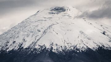 La nieve cubre la cumbre del volcán Cotopaxi, en Ecuador, el 11 de noviembre del 2021.