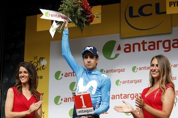 El espa?ol Mikel Landa recibiendo el premio a la Combatividad.
