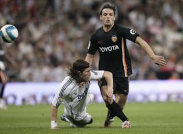 21/03/2007 Fernando Morientes del Valencia pelea por el balón con el jugador del Real Madrid Sergio Ramos durante el partido de Primera División en el estadio Santiago Bernabéu.