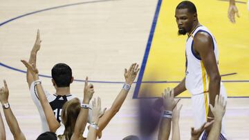 MON130. OAKLAND (EE.UU.), 01/06/2017.- Kevin Durant (d) de Golden State Warriors en acción hoy, jueves 1 de junio de 2017, durante el primer juego de la final de la NBA entre Cleveland Cavaliers y Golden State Warriors, que se disputa en el Oracle Arena, en Oakland, California (Estados Unidos). EFE/JOHN G. MABANGLO