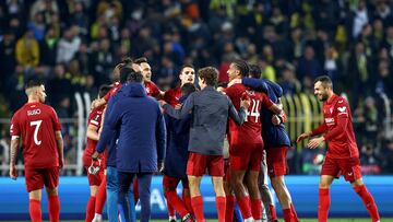 Istanbul (Turkey), 16/03/2023.- Sevilla's players celebrate after the UEFA Europa League Round of 16, 2nd leg match between Fenerbahce SK and Sevilla FC, in Istanbul, Turkey, 16 March 2023. (Turquía, Estanbul) EFE/EPA/SEDAT SUNA