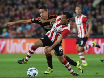 El mexicano Andrés Guardado salió lesionado en el partido entre PSV y Manchester United.