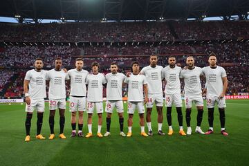 Alex Telles, Fernando, Ivan Rakitic, Bryan Gil, Jesus Navas, Oliver Torres, Loic Bade, Yousseff En-Nesyri, Nemanja Gudelj y Lucas Ocampos muestra su apoyo a Sergio Rico, excompañero y actual portero del PSG hospitalizado en Sevilla.