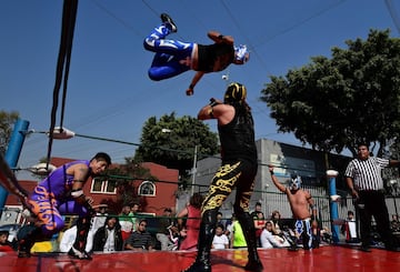 En Tepito, un barrio de Ciudad de México, se ha celebrado un campeonato de lucha al aire libre que busca promover el deporte entre los jóvenes para alejarlos de la criminalidad.