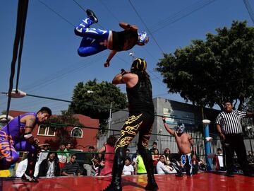 En Tepito, un barrio de Ciudad de México, se ha celebrado un campeonato de lucha al aire libre que busca promover el deporte entre los jóvenes para alejarlos de la criminalidad.