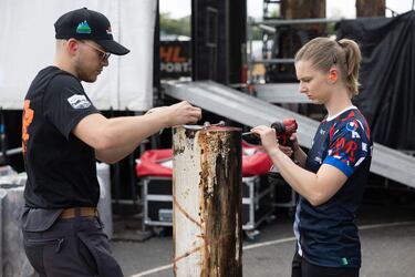 Deportistas de todo el mundo compiten en varias pruebas manejando diferentes herramientas para la madera como motosierras, hachas y sierras.