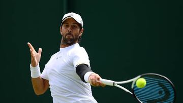 El tenista español Fernando Verdasco devuelve una bola durante un partido en Wimbledon.