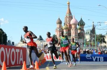 Kiprotich, Some, Tola y Kebede durante el maratón ante el Kremlin.