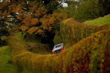 El piloto español Dani Sordo y su copiloto Marc Martí durante una prueba del Mundial de Rallys en Gales. A ellos nos les dará tiempo a verlo, pero el paraje es inigualable.