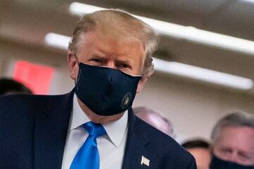 Donald Trump wears a mask as he visits Walter Reed National Military Medical Center in Bethesda, Maryland.