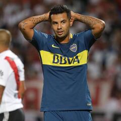 Prensa argentina respalda a Cardona tras críticas de Tévez