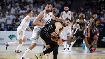 MADRID, SPAIN - DECEMBER 22: José Manuel Calderón, former player, poses for a selfie with a fan prior the 2022-23 Turkish Airlines EuroLeague Regular Season Round 15 game between Real Madrid and LDLC Asvel Villeurbanne at Wizink Center on December 22, 2022 in Madrid, Spain. (Photo by Jesus Orihuela/Euroleague Basketball via Getty Images)