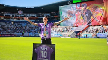 La flamante campeona del mundo recibió un merecido homenaje, no sólo por el título mundialista, sino también por su paso adelante para denunciar al expresidente Luis Rubiales. Los 6.542 aficionados en el estadio Hidalgo desplegaron una pancarta gigante y ambos equipos la recibieron con un pasillo ante la emoción de la madrileña.