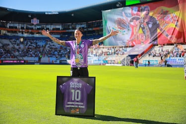 La flamante campeona del mundo recibió un merecido homenaje, no sólo por el título mundialista, sino también por su paso adelante para denunciar al expresidente Luis Rubiales. Los 6.542 aficionados en el estadio Hidalgo desplegaron una pancarta gigante y ambos equipos la recibieron con un pasillo ante la emoción de la madrileña.