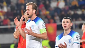 Skopje (North Macedonia), 19/11/2023.- Harry Kane (L) and Phil Foden (R) of England react during the UEFA EURO 2024 Group C qualification match between North Macedonia and England in Skopje, North Macedonia, 20 November 2023. EFE/EPA/GEORGI LICOVSKI
