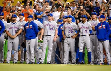 Los jugadores de los Mets observando respetuosamente la ceremonia. 