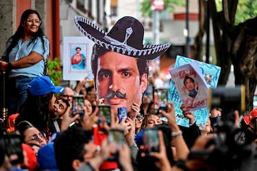 La Fórmula 1 viaja a México este fin de semana y por primera vez en los últimos años lo hace sin el ídolo local en la parrilla, que aguarda su regreso en 2026 con la escudería Cadillac. Sin Checo Pérez, los aficionados han pasado de Red Bull a Williams y han elegido a Carlos Sainz como uno de los suyos, al que han caracterizado al estilo de Pancho Villa. 